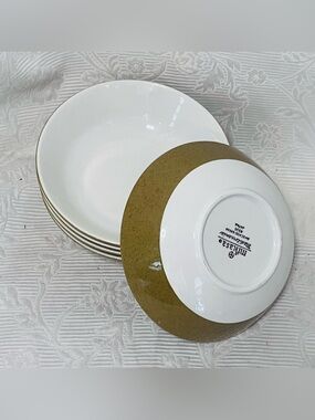 Mikasa Mediterrania
Dominique Soup/Salad Bowls 6
3/4" Avocado Green Set 5 Vtg
